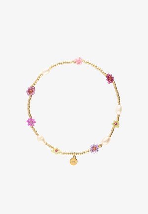 Collar de cuentas doradas con acentos de flores multicolores en rosa y morado, detalles de perlas y un pequeño colgante.