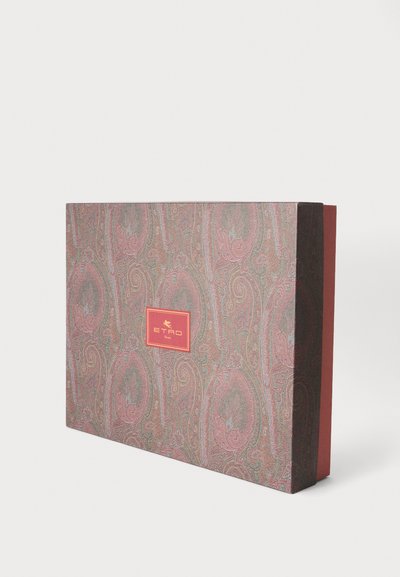 Boîte rectangulaire décorative avec un motif cachemire complexe dans des tons roses, verts et bruns atténués, et une étiquette rouge portant l'inscription Etro Home.