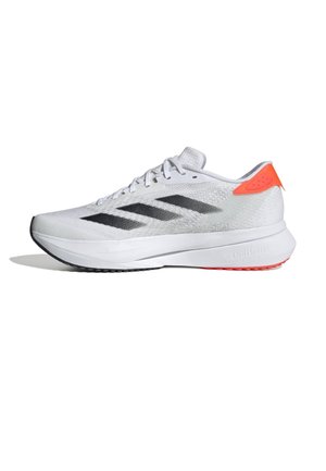 Scarpa da corsa bianca con strisce nere, dettaglio arancione sul tallone, design con lacci, suola spessa e imbottita etichettata "Lightstrike", vista di profilo.