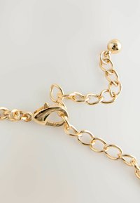 Goldkette mit verbundenen Gliedern und einem Karabinerhakenverschluss, verfügt über eine glatte Oberfläche und einen glänzenden Look, mit einem runden Perlenakzent.