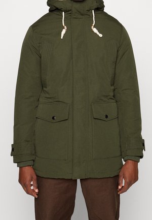 Parka verte isolée avec capuche, fermeture éclair à l'avant, deux grandes poches à rabat et poignets ajustables. Comprend des cordons de serrage sur la capuche.