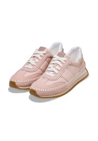 Rosa mockaskinnssneakers med vita snören, med en sydd design, gummisula och en texturerad detalj på den övre delen.