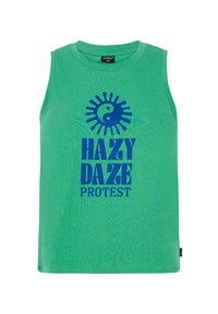 Žalias be rankovių medvilninis marškinėlis su mėlynu grafiką, kurioje užrašas "HAZY DAZE PROTEST" ir saulės simbolis.