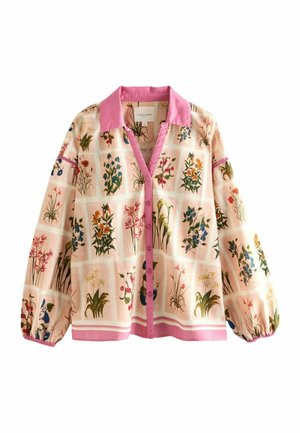 Bluse zum Knöpfen mit pinkem Kragen und Manschetten, versehen mit einem Gitternetzmuster aus bunten botanischen Illustrationen auf hellem Hintergrund.