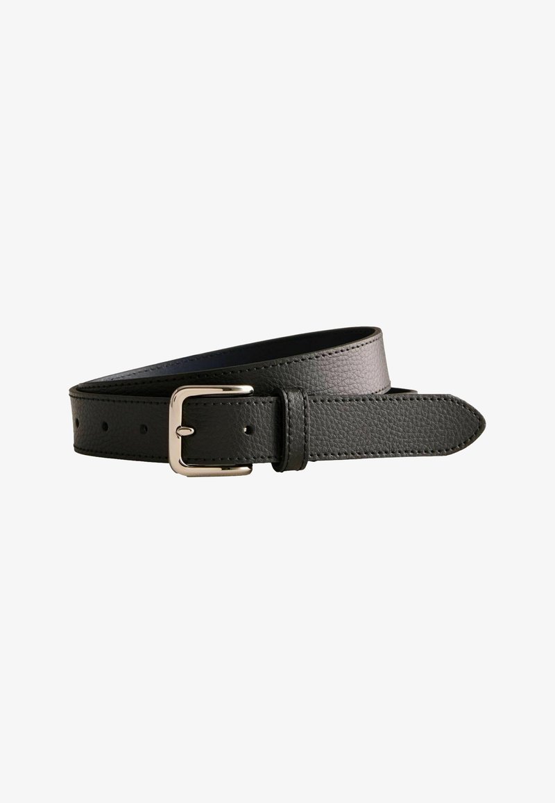 Ceinture en cuir noir texturé avec boucle rectangulaire argentée et plusieurs trous de réglage, enroulée sur un fond blanc.