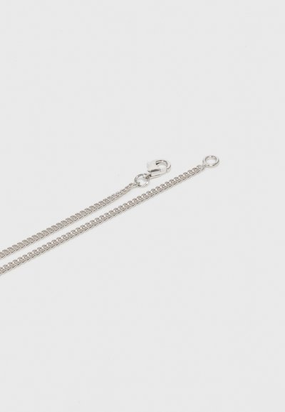 Chaîne en argent avec un design tissé, dotée d'un fermoir lobster et d'une attache en boucle à une extrémité, sur fond blanc.