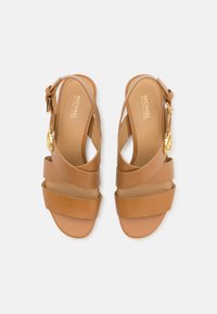 MICHAEL Michael Kors VERA MID - Sandaalit nilkkaremmillä - pale peanut
