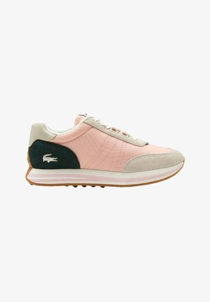 Jasnoróżowy i beżowy sneaker z czarnym panelem pięty, białymi sznurówkami, gumową podeszwą i logo krokodyla z boku.