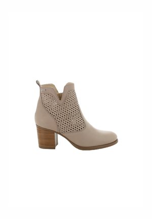 Stivale beige alla caviglia con design perforato, parte superiore in pelle liscia, taglio a V e tacco in legno.