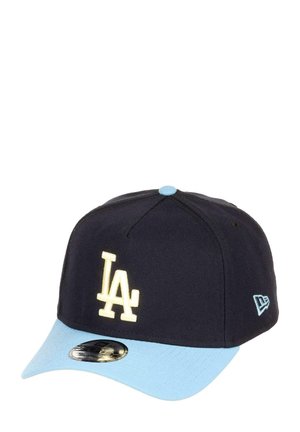 Marineblauer Hut mit einer hellblauen Schirm, ausgestattet mit einem bestickten "LA"-Logo in Creme. Glatte Stofftextur, strukturierte Form mit einem Snapback-Verschluss.