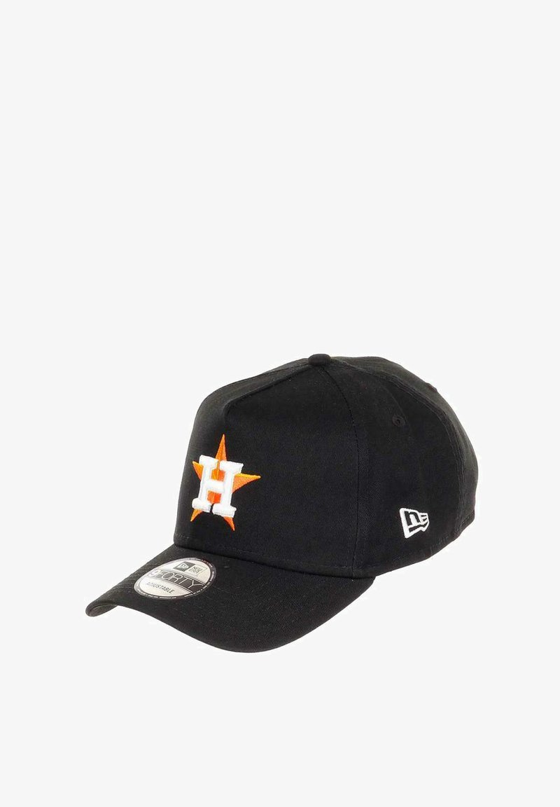 Schwarze Baumwollmütze mit gesticktem weißen "H" und einem orangefarbenen Stern. Glatte Textur mit gebogenem Schirm und verstellbarem Riemen auf der Rückseite.