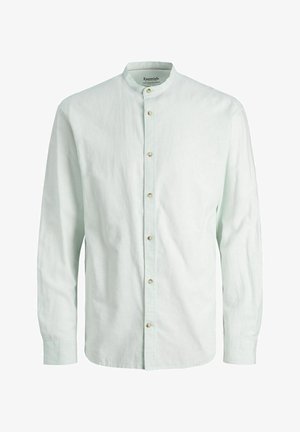 Svetlozelená košeľa s dlhým rukávom vyrobená z ľahkej tkaniny, so stojatým golierom, predným zapínaním na gombíky a jemnou textúrou s krémovými gombíkmi.