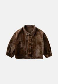 Brun jakke i imiteret pels med krave i læder, der har lukning med knapper foran, korte ærmer og en glat tekstur.