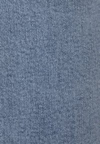 Helles blaues Denim-Gewebe mit einer gewaschenen Textur und einem diagonalen Webmuster, gleichmäßig verteilten Sprenkeln und subtilen Farbausprägungen.