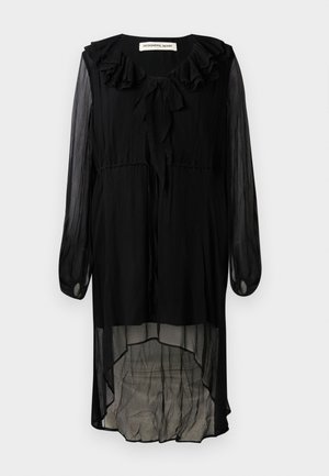 Sort chiffon kjole med en rynket udskæring, lange ærmer og en asymmetrisk kant. Har et bånd ved halsen og en flydende, gennemsigtig tekstur.
