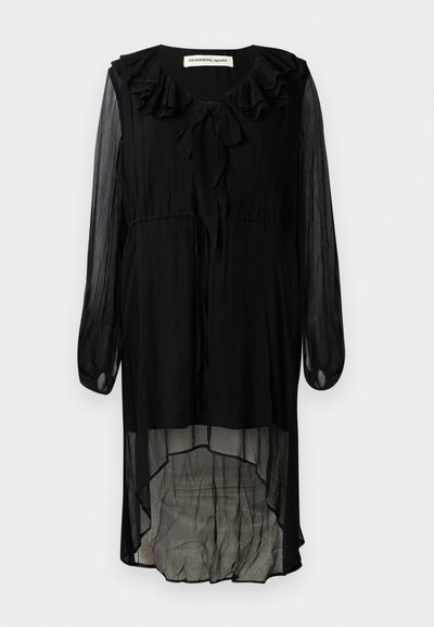Rochie din chiffon negru cu decolteu volanar, mâneci lungi și tiv înalt jos. Include un laț la gât și o textură fluidă, transparentă.