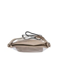 Sac à main en cuir beige avec un design plat, doté d'une sangle noire, de quincaillerie dorée et d'un compartiment principal zippé avec une poche latérale.