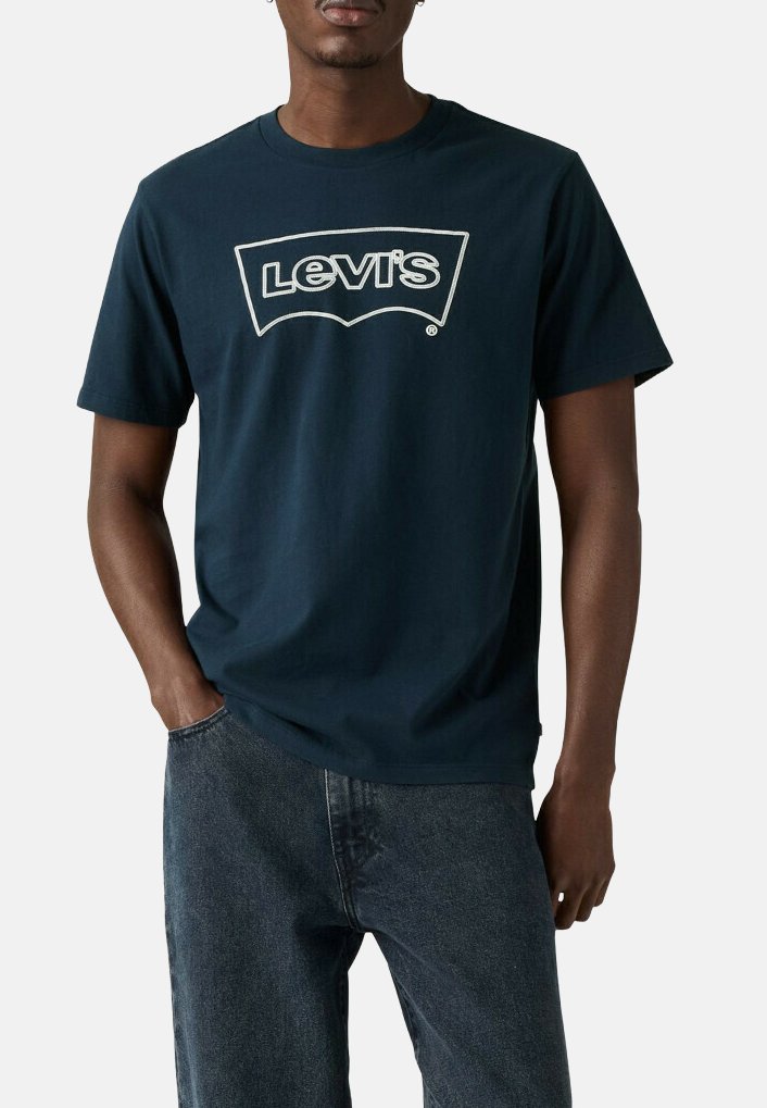 T-shirt en coton bleu marine avec un logo Levi's blanc sur la poitrine, col rond et manches courtes, associé à un jean foncé.