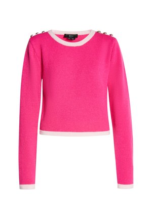 Pulover tricotat roz aprins, cu mâneci lungi, guler și tiv alb, accentuat cu nasturi aurii pe umeri.