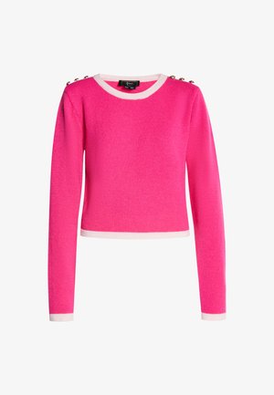Lys pink strikket sweater med lange ærmer, hvid rund hals og kant, med guldknapper på skuldrene som accent.