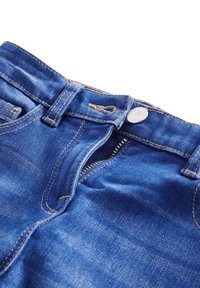 Sinised denim püksid, millel on tõmblukk ja nupukinnitus, nähtavad õmblusaktsendid vöökoha ja taskute ääres, vastupidav kangast struktuur.