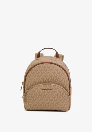 Zaino color tampone realizzato in tessuto con motivo a fantasia che presenta un design a monogramma, con dettagli in pelle marrone, doppi scomparti con zip e una maniglia superiore.