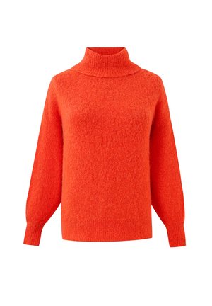 Pull col roulé en tricot orange vif avec de longues manches bouffantes et des poignets et ourlets côtelés sur un fond blanc.