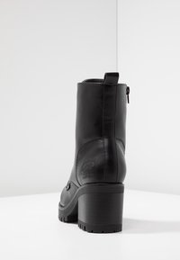 Dockers by Gerli Botki na platformie