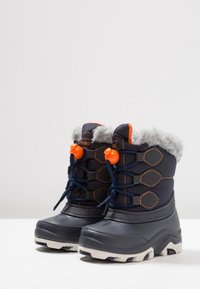 Botas de invierno de la marina con ribete de piel sintética gris y acentos naranjas. Presentan parte superior de goma con cierre de cordones y suelas texturizadas para tracción.