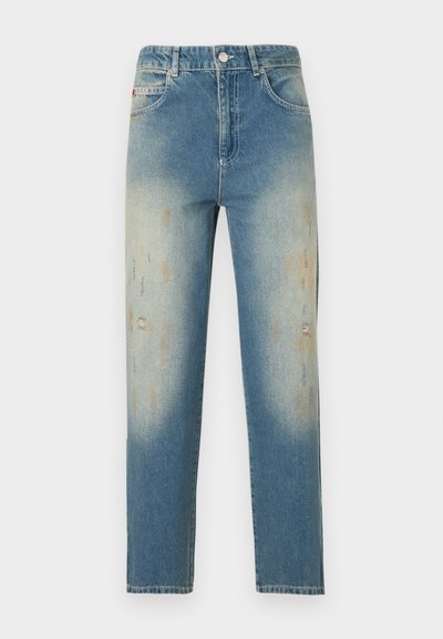 Jean droit bleu clair taille haute avec des détails décolorés et usés sur l'avant des cuisses et les genoux.