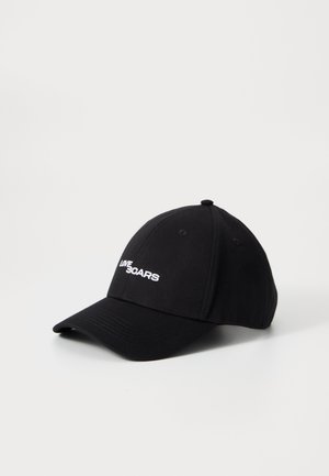 Čierna baseballová čiapka vyrobená z textílie, s bielym vyšitým textom "LOVE SCARS" na prednej strane, s zakriveným krajom a dizajnom so šiestimi panelmi.