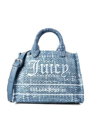 Blaue gewebte Handtasche mit doppelten Griffen und verstellbarem Schulterriemen, vorne weißer Text „Juicy“ und „Est. Los Angeles“.