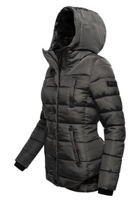 Giacca a vento grigia con cappuccio, caratterizzata da una texture trapuntata, tasche con zip, polsini neri e una patch con il brand sulla spalla.