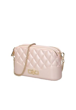 Sac bandoulière matelassé rose clair avec bandoulière chaîne dorée, fermeture éclair dorée et fermoir décoratif doré à l'avant.