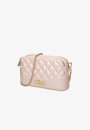 Sac bandoulière matelassé rose clair avec bandoulière chaîne dorée, fermeture éclair dorée et fermoir décoratif doré à l'avant.