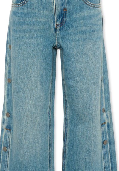 Lichtblauwe spijkerbroek met wijde pijpen en drukknopen langs de buitenkant van taille tot zoom.