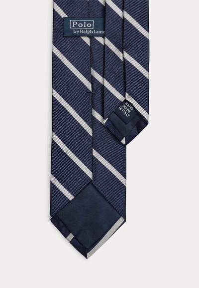 Cravată pentru bărbați în dungi albastre închis și albe, cu etichetă Polo by Ralph Lauren și etichetă "Hand Made in Italy".