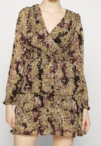 Blumenmuster-Wickelkleid aus transparenter Stoff mit tiefem V-Ausschnitt, langen Ärmeln und tailliertem Schnitt, sowie einem geschichteten Rock in grünen und burgunderroten Tönen.