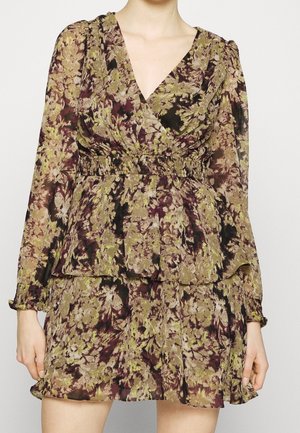 Blumenmuster-Wickelkleid aus transparenter Stoff mit tiefem V-Ausschnitt, langen Ärmeln und tailliertem Schnitt, sowie einem geschichteten Rock in grünen und burgunderroten Tönen.
