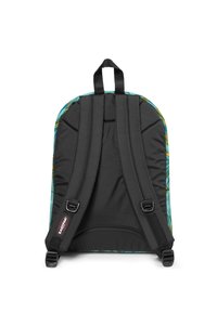 Mochila de tela negra con correas de hombro acolchadas, acentos turquesa y un colorido patrón geométrico en el exterior. Presenta un asa en la parte superior.