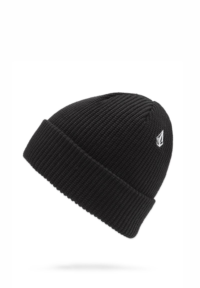 Schwarze Strickmütze mit geripptem Muster, umschlagbarem Bündchen und einem kleinen weißen Logo an der Seite. Leicht und warm im Design.