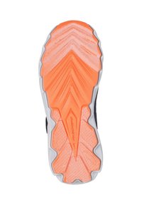 Semelle texturée orange et blanche d'une chaussure de sport Skechers avec des motifs de semelle pour l'adhérence et le nom de la marque moulé au centre.