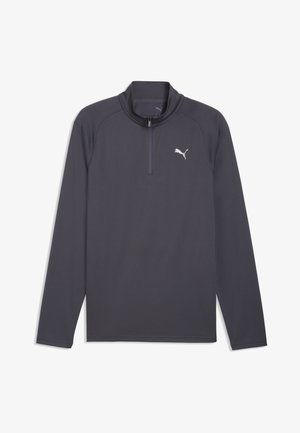 Długa bluzka sportowa w ciemnoszarym kolorze z kieszenią na ćwiartkę i białym logo Puma po lewej stronie klatki piersiowej.