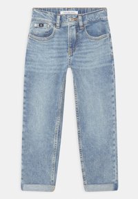 Jasnoniebieskie dżinsy o prostym kroju z podwiniętymi nogawkami, pięcioma kieszeniami, zapięciem na guzik oraz metką Calvin Klein Jeans na pasku i kieszeni.