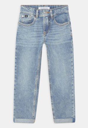 Světle modré džíny rovného střihu se zahnuto v lemech, designem s pěti kapsami, zapínáním na knoflík a štítkem Calvin Klein Jeans na pase a kapse.