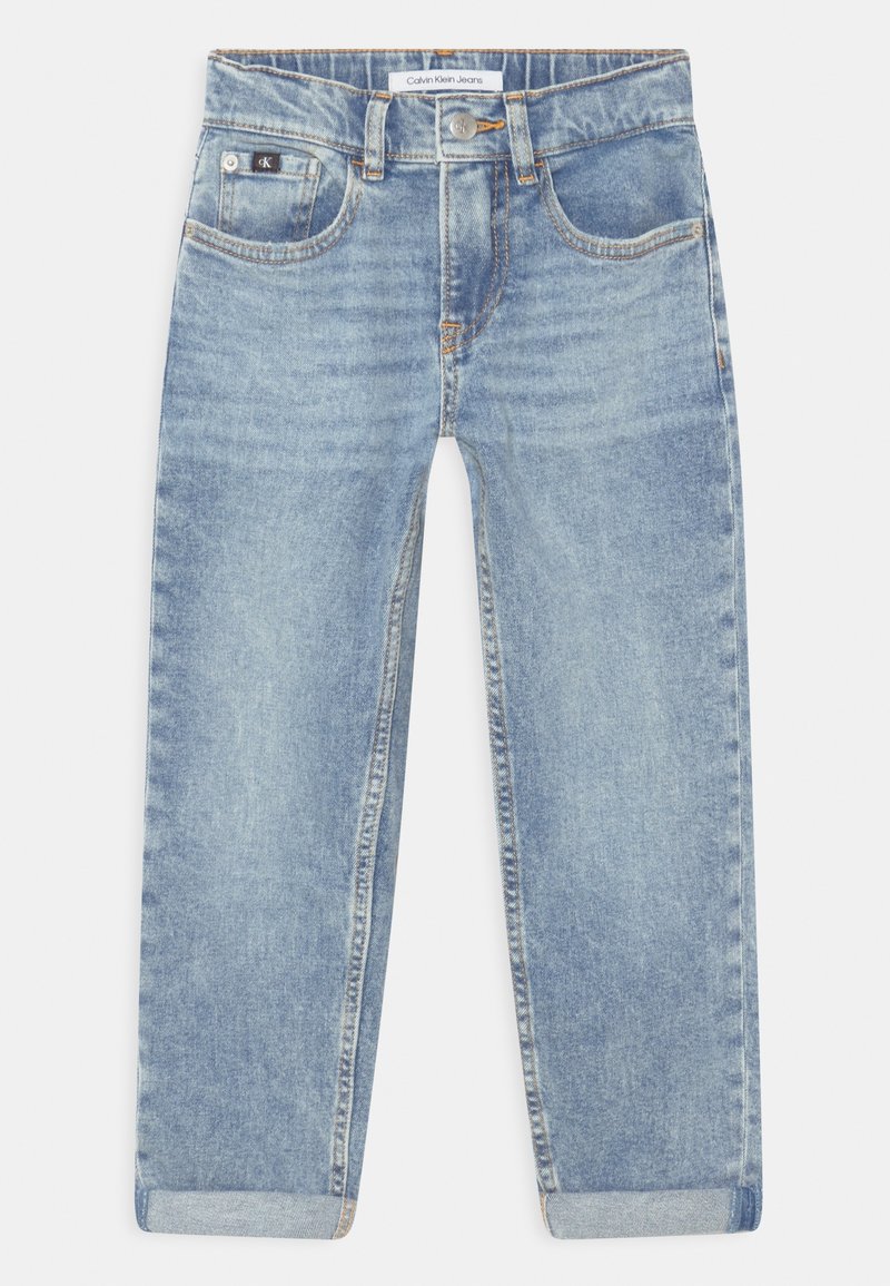 Jasnoniebieskie dżinsy o prostym kroju z podwiniętymi nogawkami, pięcioma kieszeniami, zapięciem na guzik oraz metką Calvin Klein Jeans na pasku i kieszeni.