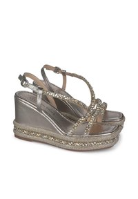 Sandali wedge metallici con cinturini incrociati decorati con strass, piattaforma testurizzata e fibbia regolabile alla caviglia.
