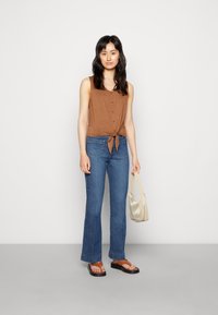 ONLY ONLCLARA GLITTER KNOT - Top - toffee gold
