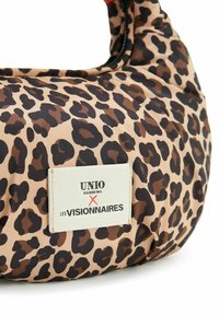 Schultertasche im Leopardenmuster mit glatter, gepolsterter Textur. Verfügt über ein weißes Etikett mit "UNIO HAMBURG X LES VISIONNAIRES" in schwarzer Schrift.