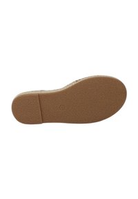 La suola della scarpa presenta un materiale testurizzato simile alla gomma di un colore marrone chiaro con un motivo di grip per la trazione. Profilo piatto con un leggero supporto per l'arco.